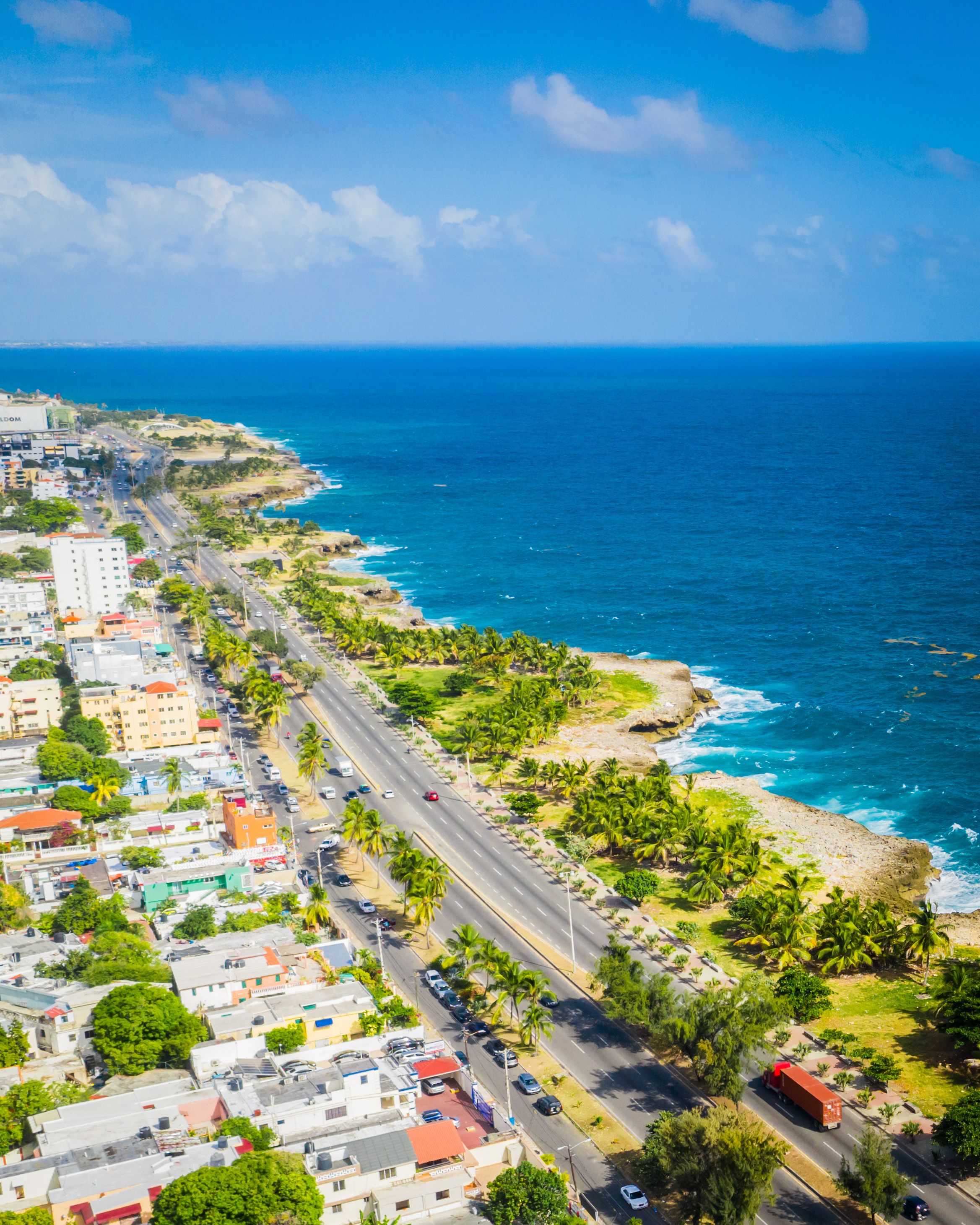 Vista aérea de una costa urbana