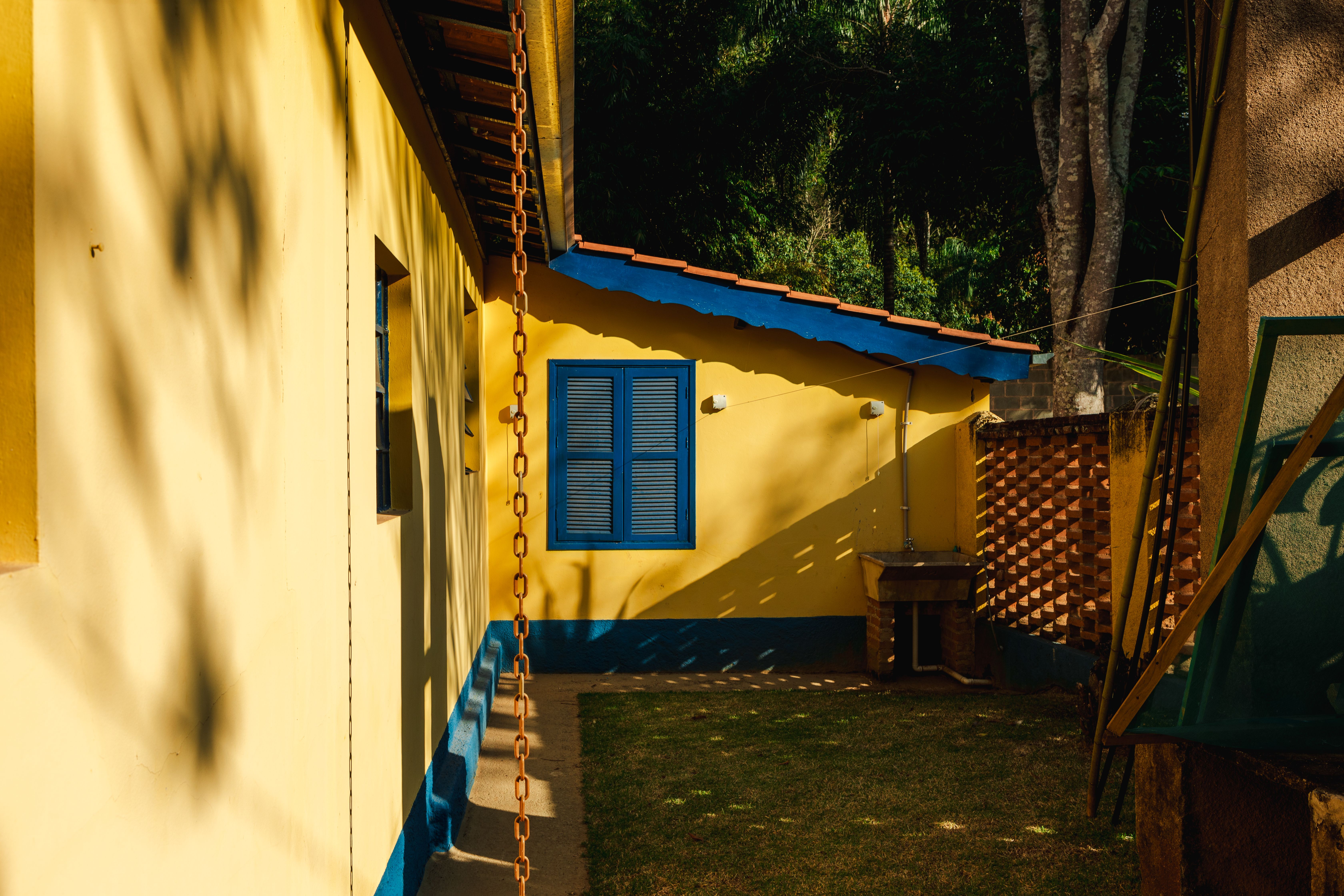 Casa colorida entre vegetación