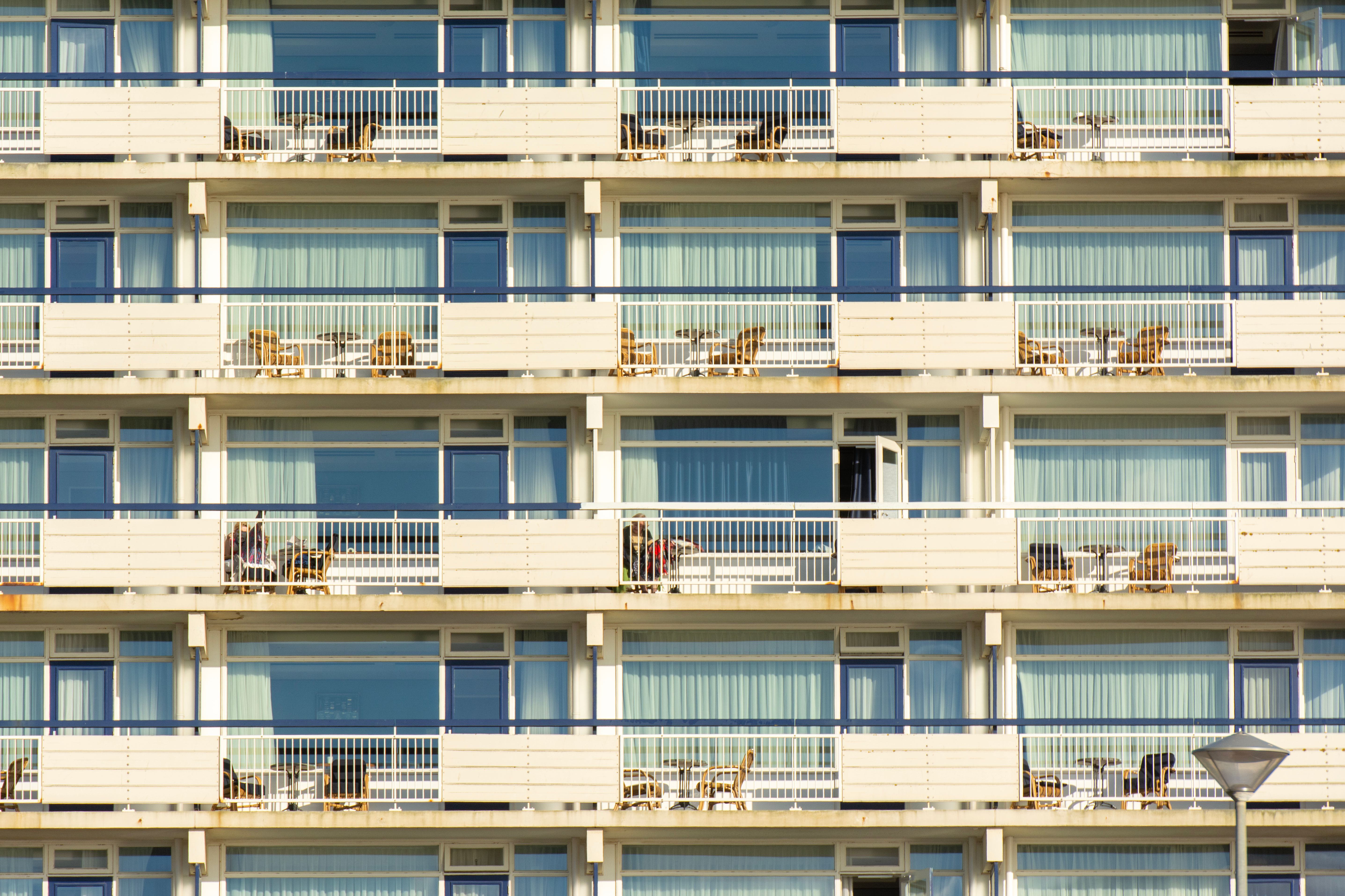 Edificio de apartamentos con balcones